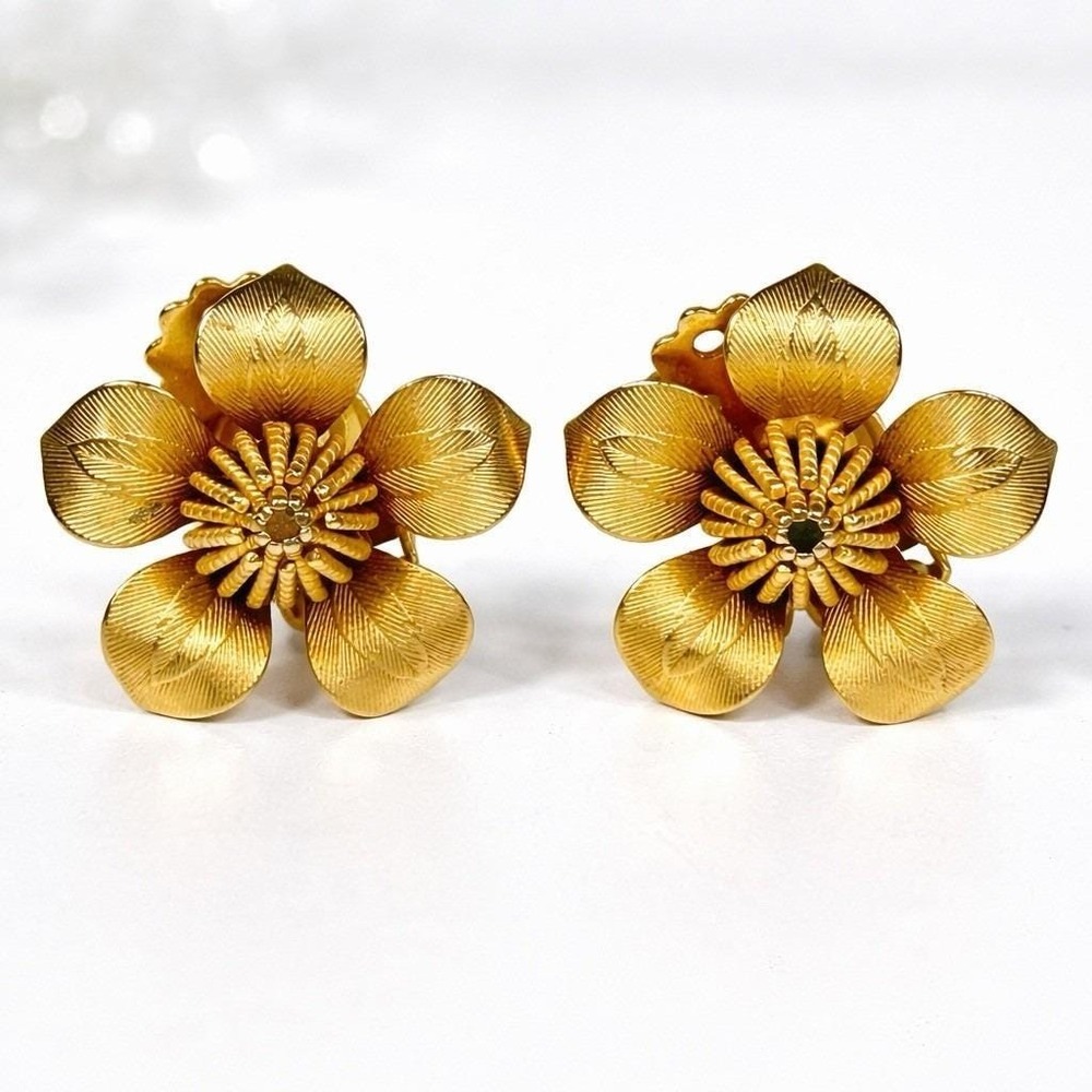 VTG Signed Kramer Gold Tone Dogwood Floral Clip On Earrings Garnet Rhinestone